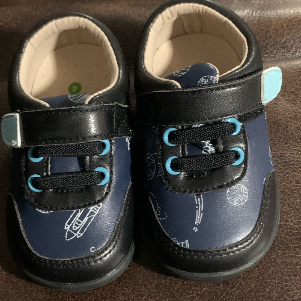 Boys shoes - size 4
